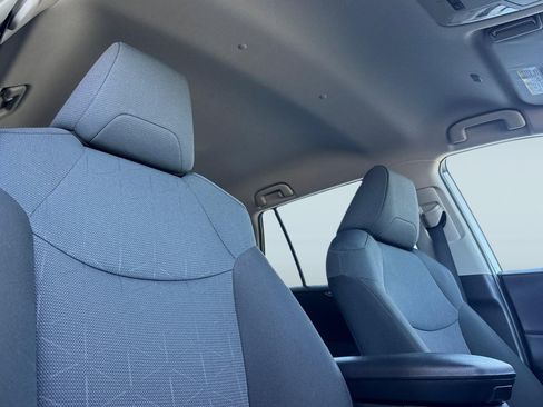 Used 2025 Toyota RAV4 XLE AWD/4WD image 25