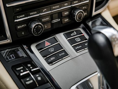 Used 2016 Porsche Panamera image 26