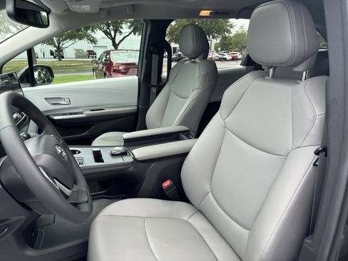 Used 2025 Toyota Sienna XLE FWD image 14