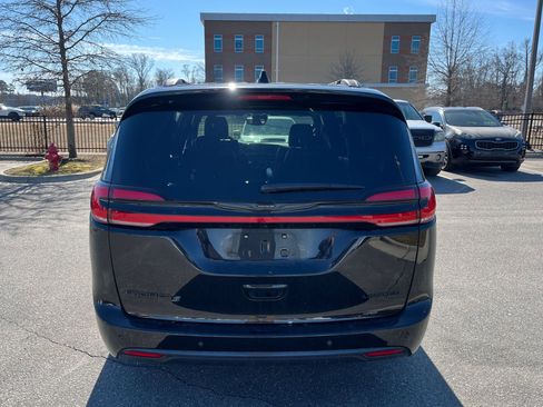 Used 2025 Chrysler Pacifica Limited image 7