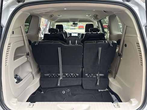 Used 2024 Chrysler Pacifica Touring-L image 17
