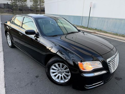 Used 2014 Chrysler 300 RWD image 7