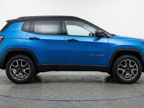 Used 2025 Jeep Compass Trailhawk image 11