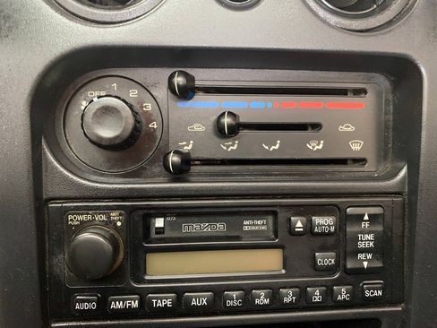 Used 1996 MAZDA MX-5 Miata RWD image 13