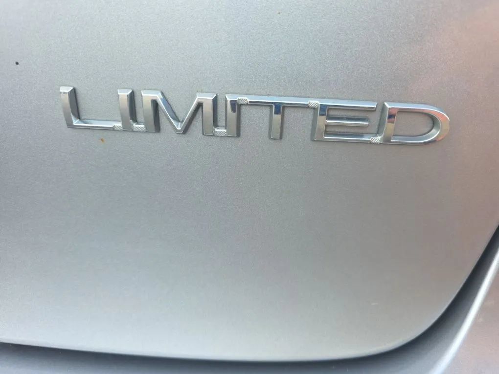 Used 2019 Chrysler Pacifica Limited w/ Advanced Safetytec Group FWD image 16