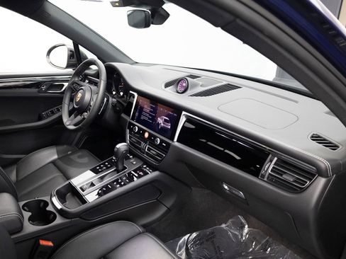 Certified 2025 Porsche Macan Turbo image 33
