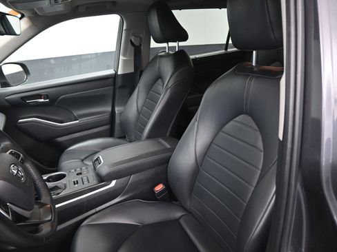 Certified 2024 Toyota Highlander XLE image 17