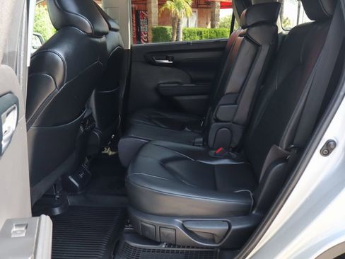 Used 2023 Toyota Highlander XLE image 41