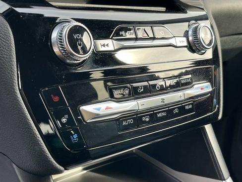 Used 2023 Ford Explorer Limited image 16