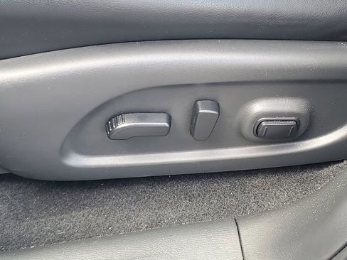 Used 2020 Nissan Pathfinder SL FWD image 16