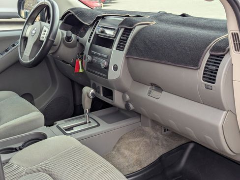 Used 2010 Nissan Frontier SE image 28