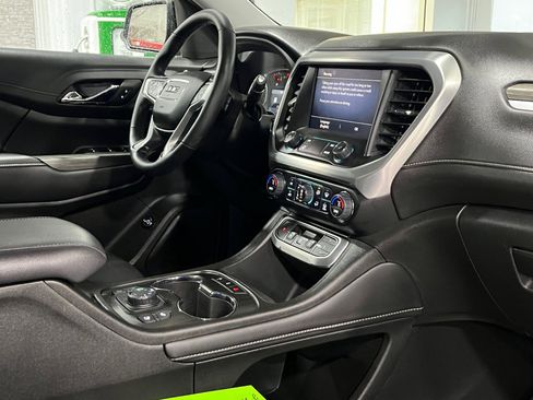 Certified 2023 GMC Acadia SLT w/ Preferred Package image 9