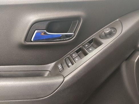 Used 2020 Chevrolet Trax LS FWD image 27