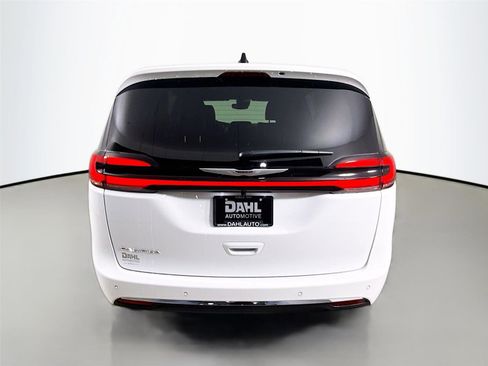 New 2026 Chrysler Pacifica Select image 6