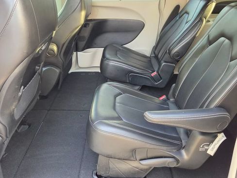 Used 2023 Chrysler Pacifica Touring-L FWD image 13