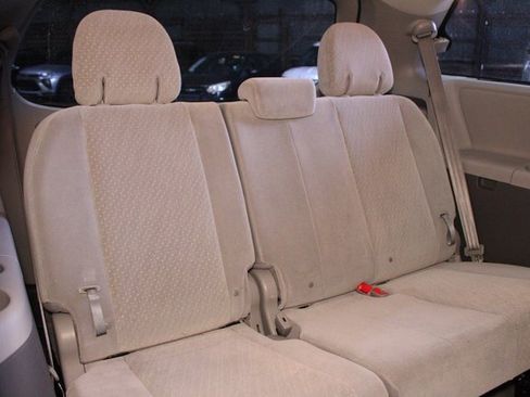 Used 2019 Toyota Sienna LE image 15