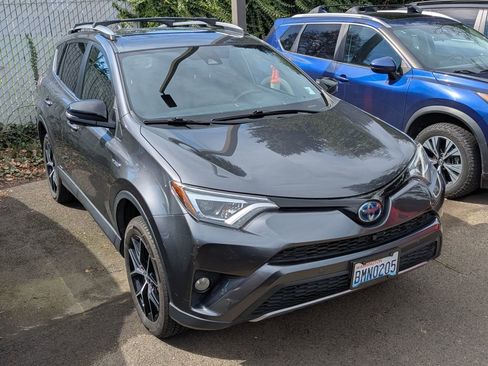 Used 2018 Toyota RAV4 SE w/ Advanced Technology Package image 10