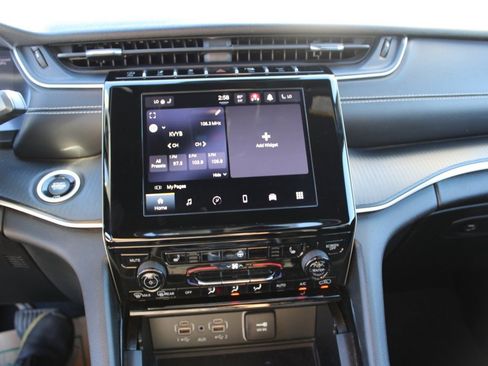 Used 2023 Jeep Grand Cherokee L Laredo image 17