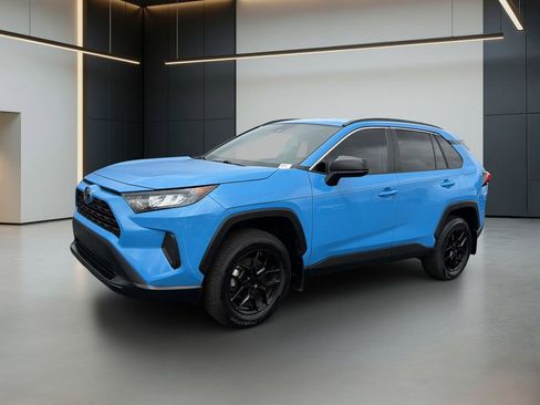 Used 2021 Toyota RAV4 LE FWD image 1