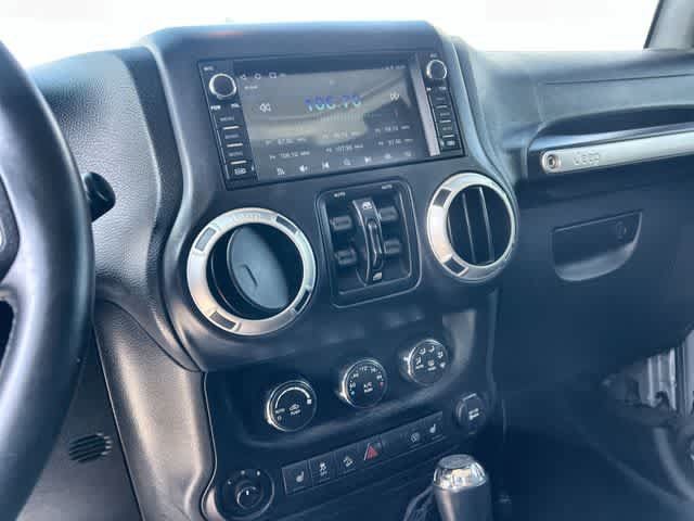 Used 2016 Jeep Wrangler Unlimited Rubicon w/ Connectivity Group AWD/4WD image 18