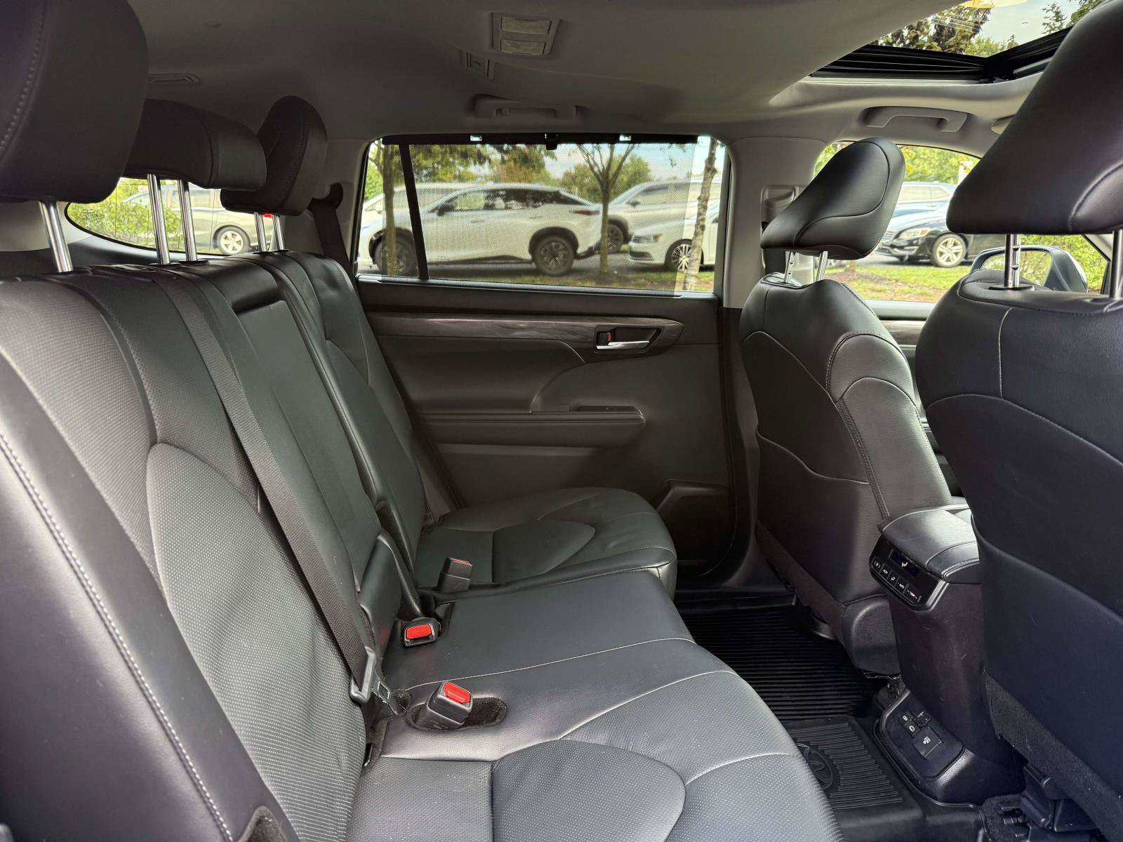 Used 2026 Toyota Highlander Limited AWD/4WD image 15