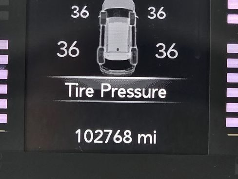 Used 2019 Jeep Cherokee Latitude Plus w/ Comfort/Convenience Group AWD/4WD image 18