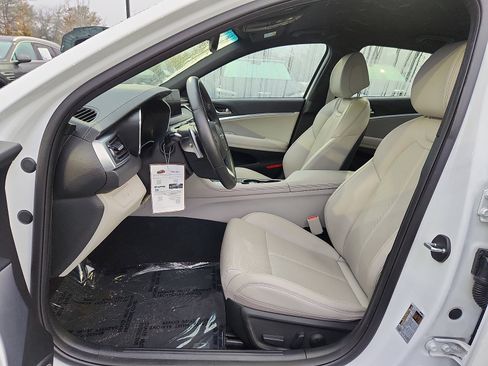 Used 2023 Genesis G70 2.0T image 11