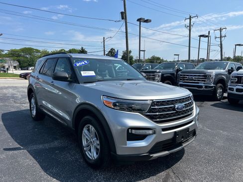 Certified 2023 Ford Explorer XLT w/ Equipment Group 202A AWD/4WD image 3
