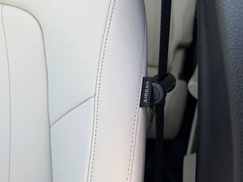 Used 2025 Mercedes-Benz GLB 250 4MATIC image 11