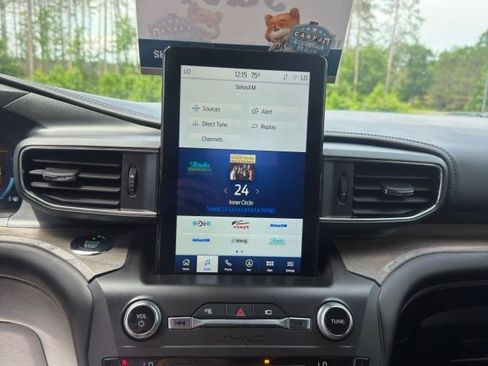 Used 2020 Ford Explorer Platinum w/ Premium Technology Package AWD/4WD image 11