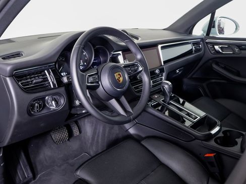 Certified 2026 Porsche Macan AWD/4WD image 4