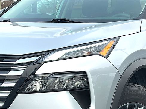 Used 2024 Nissan Rogue S image 4