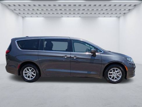 Used 2023 Chrysler Pacifica Touring-L FWD image 3