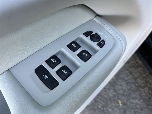 New 2025 Volvo XC60 B5 Core w/ Protection Package Premier image 16