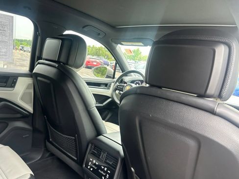 Used 2024 Porsche Cayenne AWD/4WD image 12