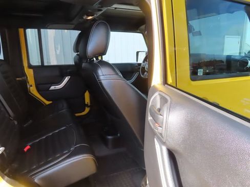 Used 2015 Jeep Wrangler Unlimited Rubicon w/ Connectivity Group AWD/4WD image 30