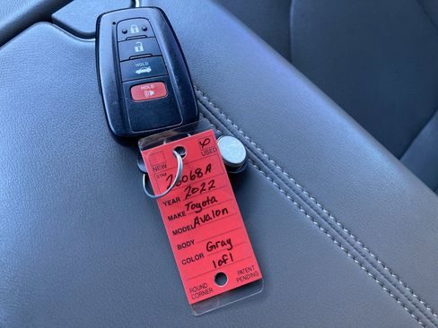 Used 2022 Toyota Avalon Limited image 47