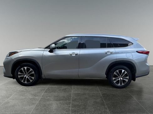 Used 2022 Toyota Highlander XLE AWD/4WD image 5