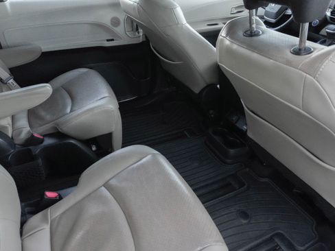 Used 2021 Toyota Sienna Limited image 28