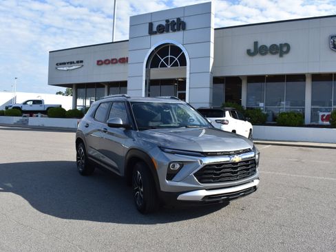 Used 2025 Chevrolet TrailBlazer LT w/ Driver Confidence Package image 1