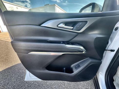 Used 2025 Chevrolet Traverse LT image 22