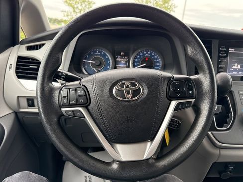 Used 2020 Toyota Sienna L FWD image 12