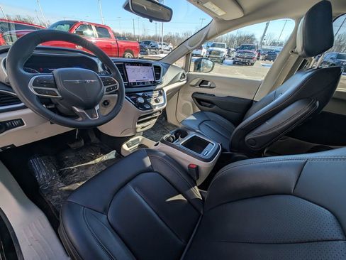 Used 2024 Chrysler Pacifica Touring-L image 2
