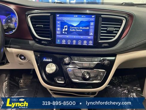 Used 2020 Chrysler Pacifica Limited FWD image 14