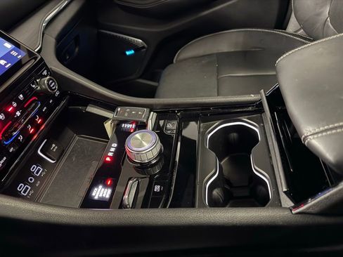 Used 2024 Jeep Grand Cherokee Overland w/ Luxury Tech Group IV image 14