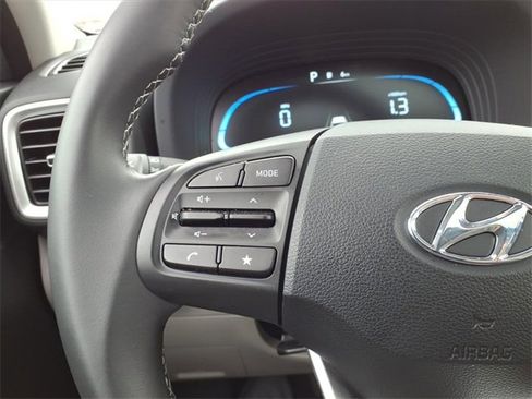 Used 2025 Hyundai Venue SEL image 21