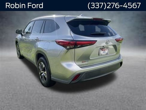 Used 2021 Toyota Highlander XLE image 3
