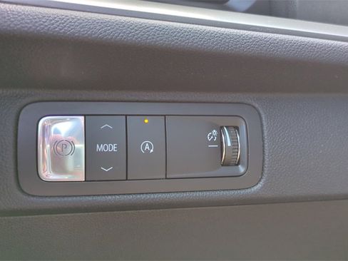 Used 2025 Chevrolet Traverse LT image 25