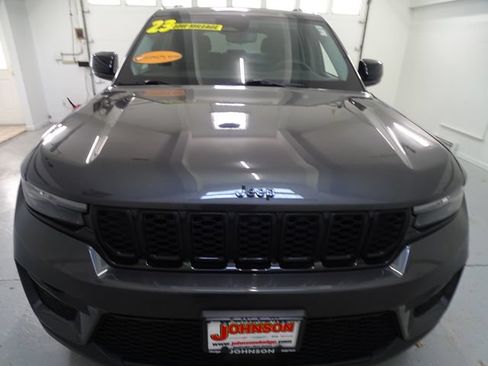 Certified 2023 Jeep Grand Cherokee Limited w/ Black Appearance Package AWD/4WD image 23
