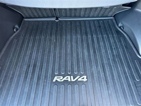 Used 2021 Toyota RAV4 SE image 15